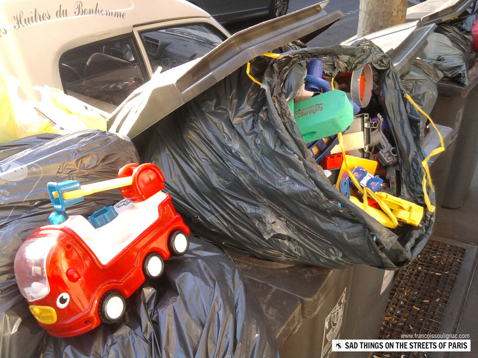 Sad things on the Streets of Paris, Sac de jouets neufs jetés à la poubelle
