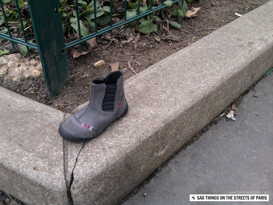 Sad things on the Streets of Paris, Chaussure bottine enfant perdue