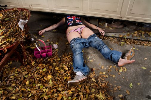 IMAGE BANK FAIL Woman, accident under garage door. ©Daniel Arsenault
